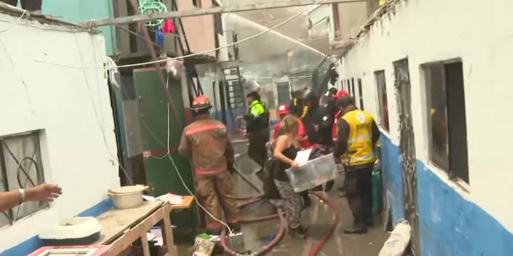 Incendio en el Callao arrasó 15 viviendas y dejó más de 60 damnificados en la cuadra 59 de la av. República de Argentina
