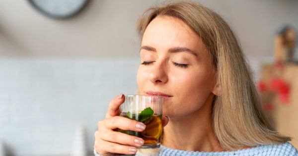 La poderosa infusión nocturna que ayuda a conciliar el sueño con facilidad: calma la ansiedad y reduce el estrés