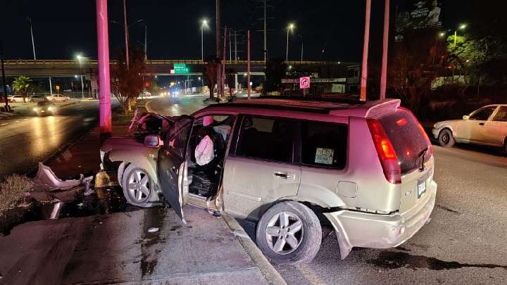 Hombre se estrella contra luminaria al desmayarse conduciendo en Torreón