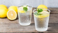 Cuáles son los beneficios de tomar agua con limón por las noches