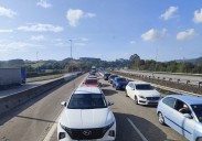 Atascos en la autopista 'Y' por el accidente de un motorista en Serín