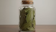 Dónde hay que poner un frasco con hojas de laurel para atraer el dinero en septiembre, según el feng shui