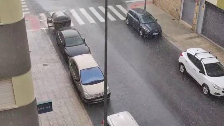 La tromba de agua obliga a cortar calles y carreteras en Alzira tras caer 75 litros en una hora