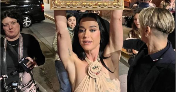 Katy Perry más peronista que nunca: así posó con un cuadro que le regalaron