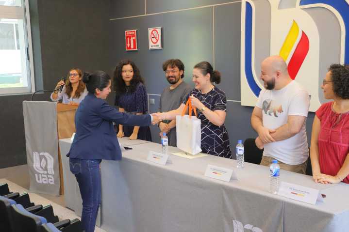 Premian en la UAA a ganadores de concursos literarios y artísticos