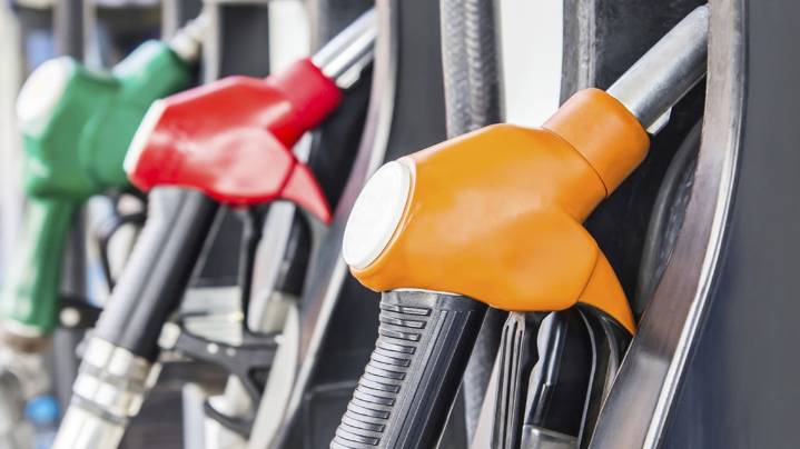 AAA: Gas prices continue to drop in Michigan