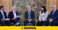La IA de Elon Musk califica Eduardo Inda de "lamentable" por sus zapatos delante del Rey