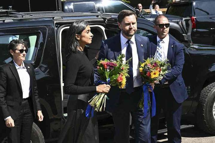 Vance visits Minneapolis victims