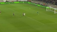 Gran asistencia del arquero y definición de "globito": Mira el golazo que deleitó en la Europa League Fue en Alemania.