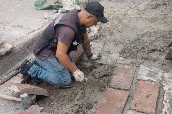 Ayuntamiento de SLP realiza trabajos de bacheo en calle Ignacio Aldama