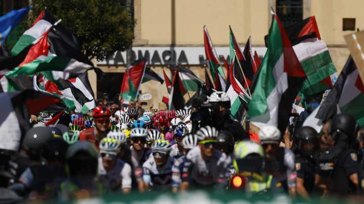 Hackean Radio Vuelta y cuelan eslóganes contra Israel y canciones reivindicativas