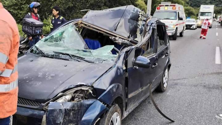 Se estrella automóvil con plataforma en autopista Puebla