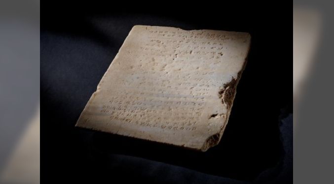 La histórica tableta de los Diez Mandamientos se adjudica por 5 millones en una subasta, marcando un hito en el mundo de las antigüedades