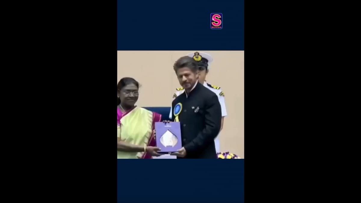 President Droupadi Murmu confers Shah Rukh Khan with the National Award for Best Actor for Jawan!