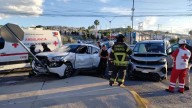 Vehículo se pasa semáforo en rojo en La Cantera y provoca choque; hay una mujer lesionada