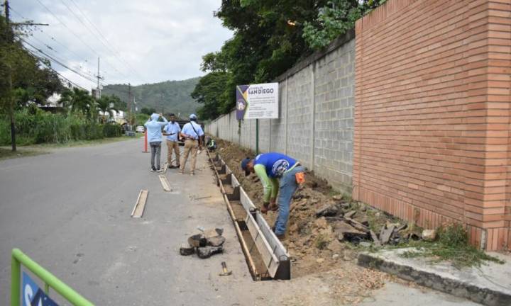 Vialsandi inicia construcción de aceras y brocales en el sector Higuerote