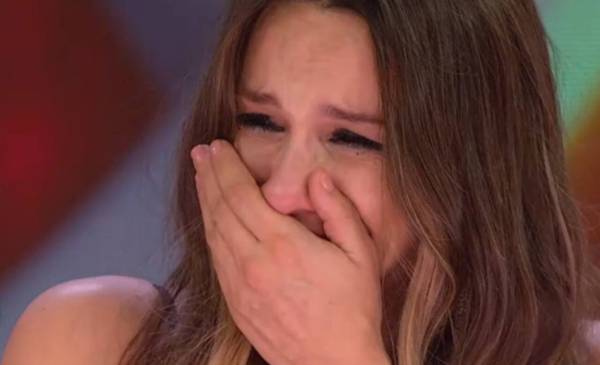 Pampita quebró en llanto al recuperar los celulares con las fotos y videos de su hija Blanca
