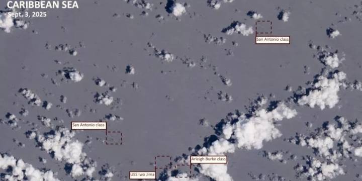 Imágenes satelitales captaron la llegada de una flota de guerra estadounidense frente a las costas de Venezuela