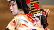 Un evento histórico en Tokio celebra la última generación de geishas de Japón en un fascinante espectáculo centenario