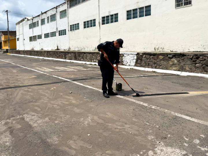 CAMBIANDO LAS LÍNEAS BLANCAS DEL ESTACIONAMIENTO A LÍNEAS NEGRAS