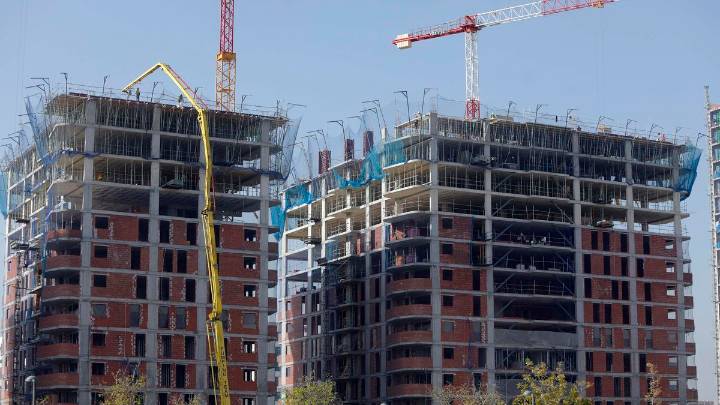 La construcció només pot atendre un terç dels compradors de vivendes