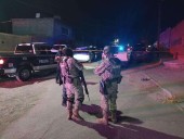 Asesinan a 5 hombres en punto de venta de drogas; arrestan a dos