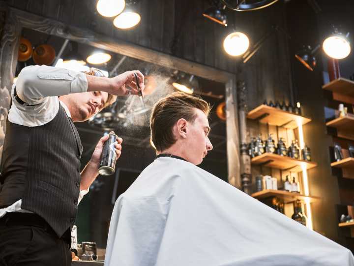 Trabajar en Estados Unidos: cuánto gana un barbero en Nueva York en 2025