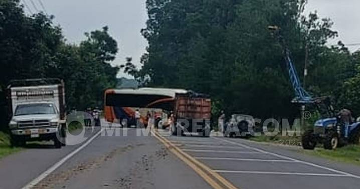 Habitantes de Capacuaro bloquean carretera tras aseguramiento de madera ilegal