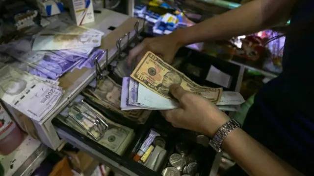 Devaluación sin freno: Dólar BCV arrancó otra semana por las nubes