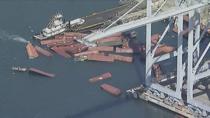 Más de 60 contenedores caen al mar en uno de los principales puertos de EEUU