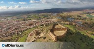 El pequeño pueblo extremeño que conserva vestigios romanos bajo un castillo medieval
