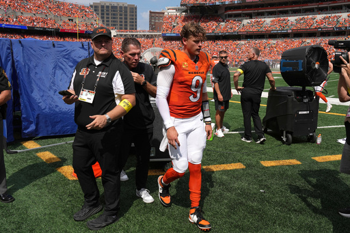 Bengals QB Joe Burrow leaves game with left toe injury during 2nd quarter against Jaguars