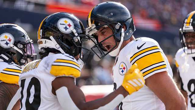 Aaron Rodgers throws 2 TD passes and Steelers force 5 turnovers to beat Patriots