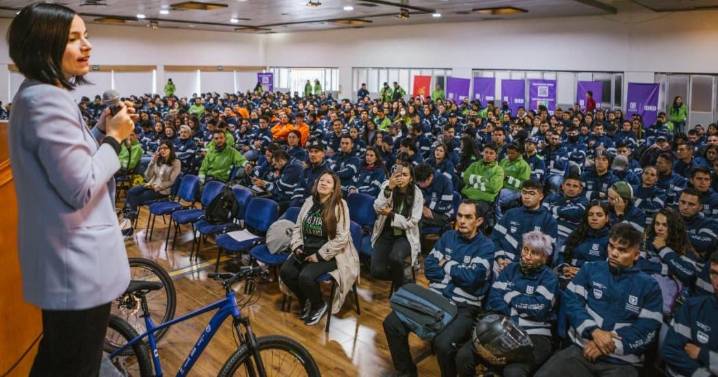 Bogotá fortalece los programas de movilidad escolar con entrega de más de 600 bicicletas a guías