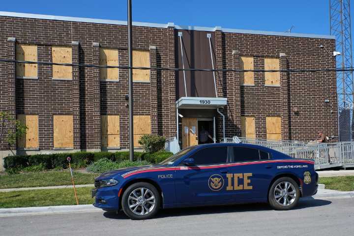 Sindicatos de maestros de Illinois rechazan acciones de ICE en las que murió un inmigrante y otro fue detenido en un campus universitario