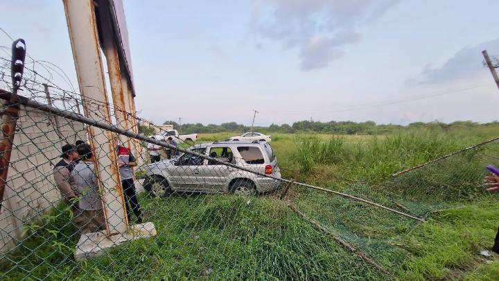 Tras accidente, camioneta derriba malla y termina dentro del Aeropuerto de Tampico [Fotos]
