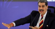 Helicóptero vuela muy cerca de las costas de Venezuela: Maduro acusa a EU de querer provocar una guerra