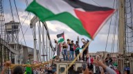 Flotilla Global Sumud con destino a Gaza publica imágenes que muestran un supuesto ataque con drones contra uno de sus barcos