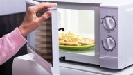 Ni bicarbonato ni detergente: el mejor truco para limpiar el microondas con productos caseros