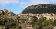 El pueblo de cuento escondido entre montañas en Mallorca que parece sacado de una postal
