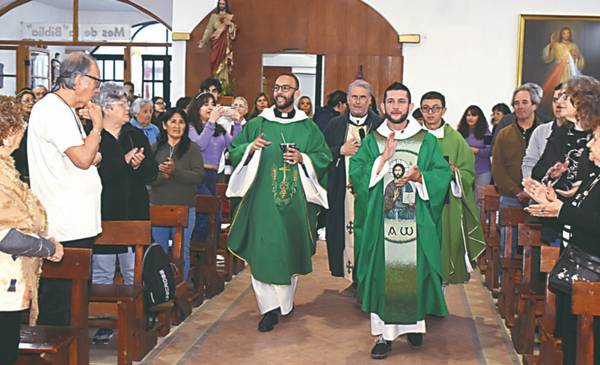 Emotiva ceremonia de asunción del padre Deiby Sánchez como párroco de San Pedro y San Pablo