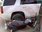 Choque de motocicleta con camioneta dejó daños materiales