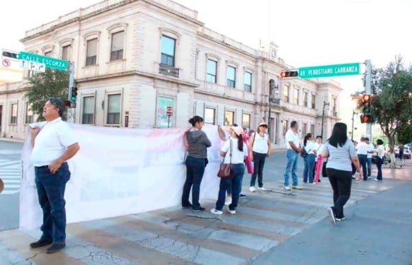 Piden docentes en protesta apoyo de la Sección 42