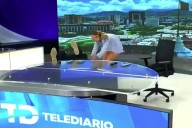 Conductor de Telediario, Yari Martínez, sufre caída en vivo (video)
