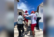 Hombre tropieza en escaleras de Playa Delfines; guardavidas lo auxilian