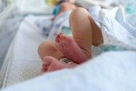 Ordenan la adopción de un bebé nacido por subrogación y abandonado por quien impulsó la gestación