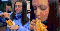 Chilena prueba pan con chicharrón y lo compara con la marraqueta de Chile: "¿Cómo un pan con palta le va a ganar?"