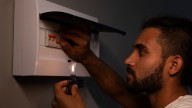 Sin velas ni linternas: el truco para iluminar tu casa en un corte de luz y ahorrar batería de tu celular