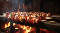 ¿Cómo se arma el anticucho ideal? Nuriólogo revela cómo prepararlo y cuánto tiempo debem estar en la parrilla