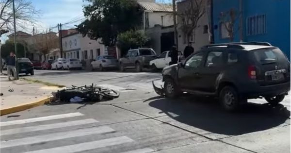 Fuerte choque en la esquina de plaza Gurruchaga: motociclista fue llevado al San Bernardo